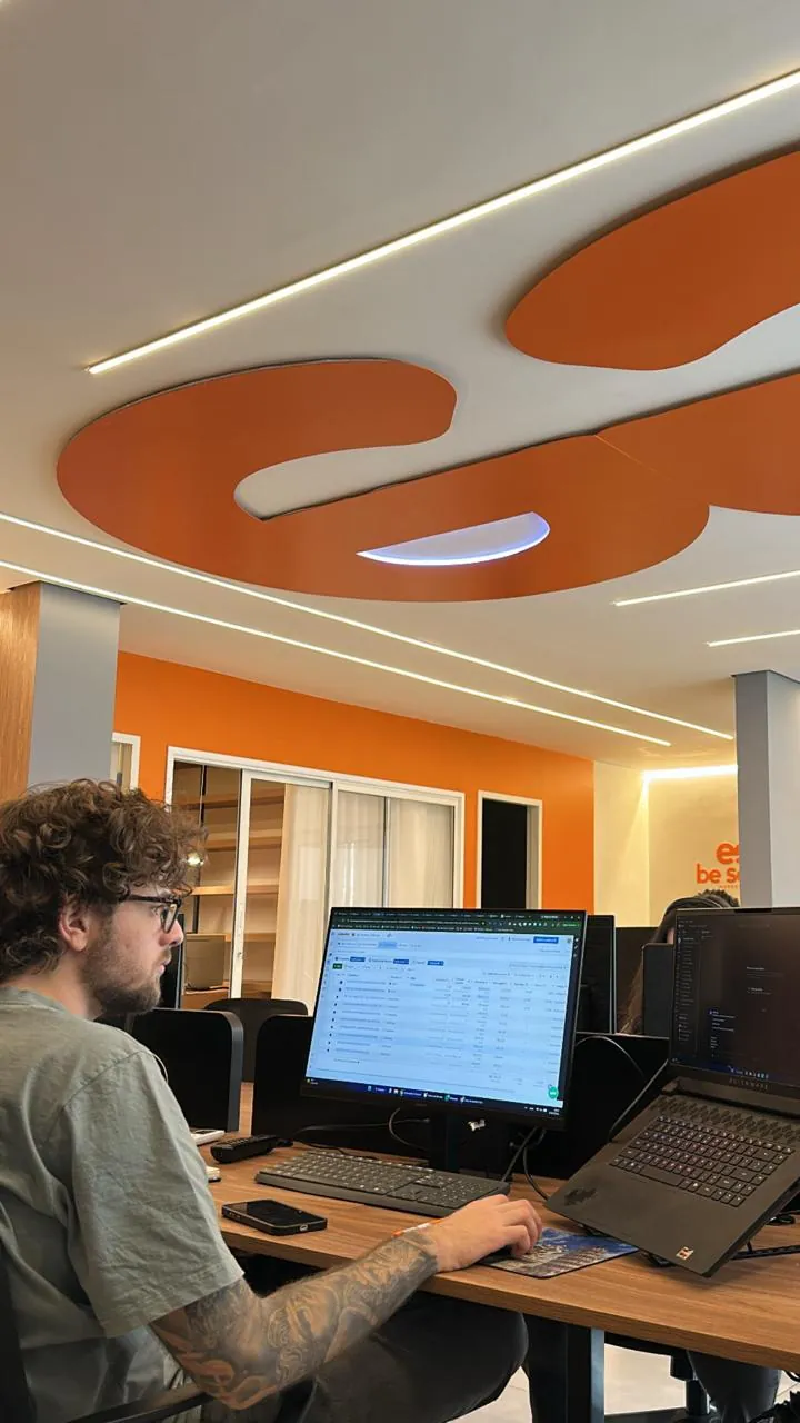 Profissional da Be Seen acompanhando campanhas e resultados no escritório
